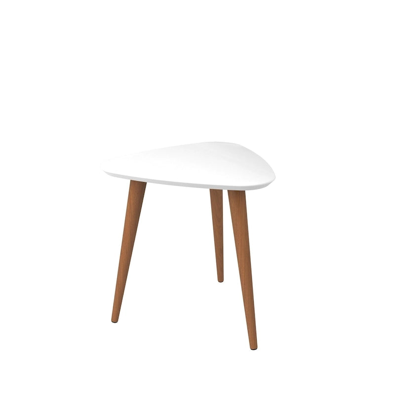 Dreieckiger Beistelltisch mit ausgestellten Beinen aus Massivholz, matte Lackoberfläche