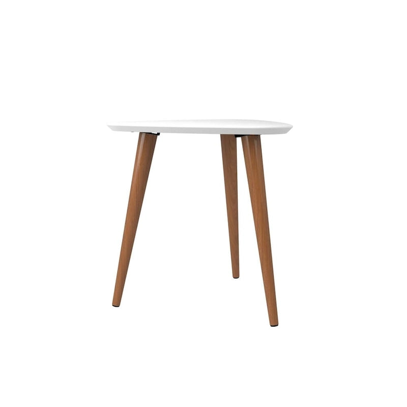 Dreieckiger Beistelltisch mit ausgestellten Beinen aus Massivholz, matte Lackoberfläche