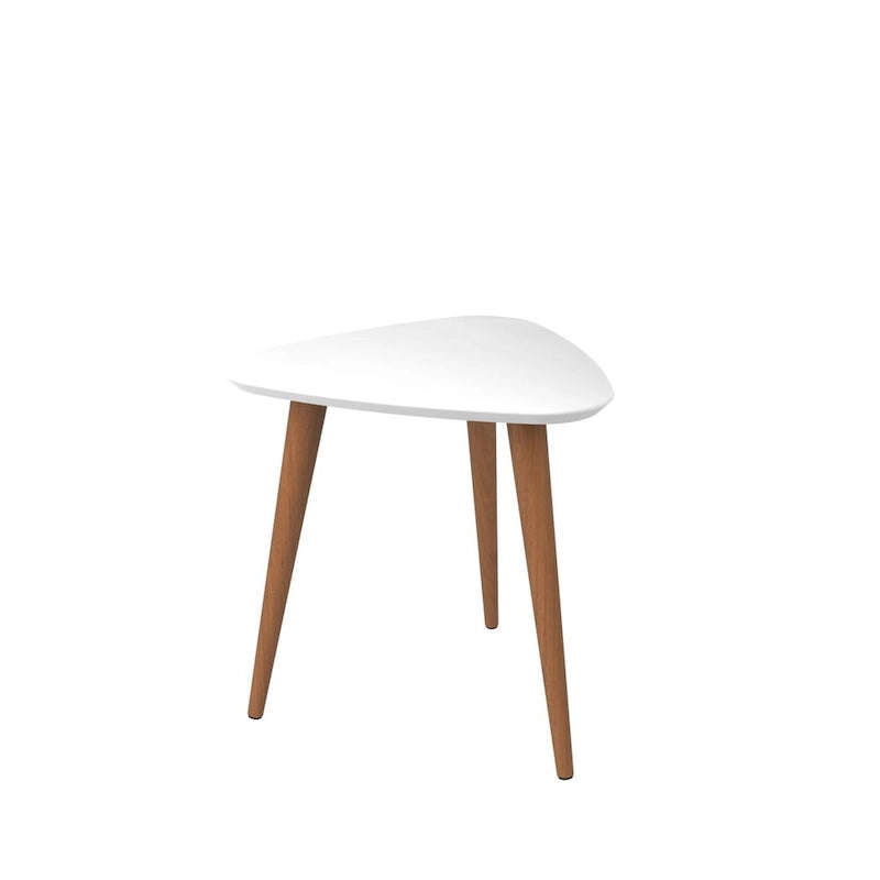 Dreieckiger Beistelltisch mit ausgestellten Beinen aus Massivholz, matte Lackoberfläche