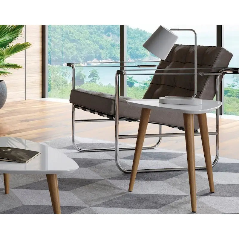Dreieckiger Beistelltisch mit ausgestellten Beinen aus Massivholz, matte Lackoberfläche