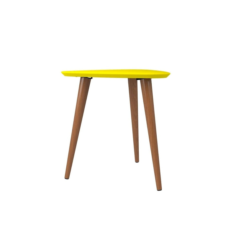 Dreieckiger Beistelltisch mit ausgestellten Beinen aus Massivholz, matte Lackoberfläche
