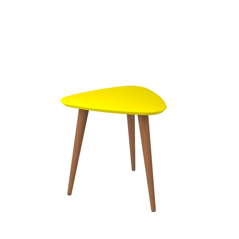 Dreieckiger Beistelltisch mit ausgestellten Beinen aus Massivholz, matte Lackoberfläche
