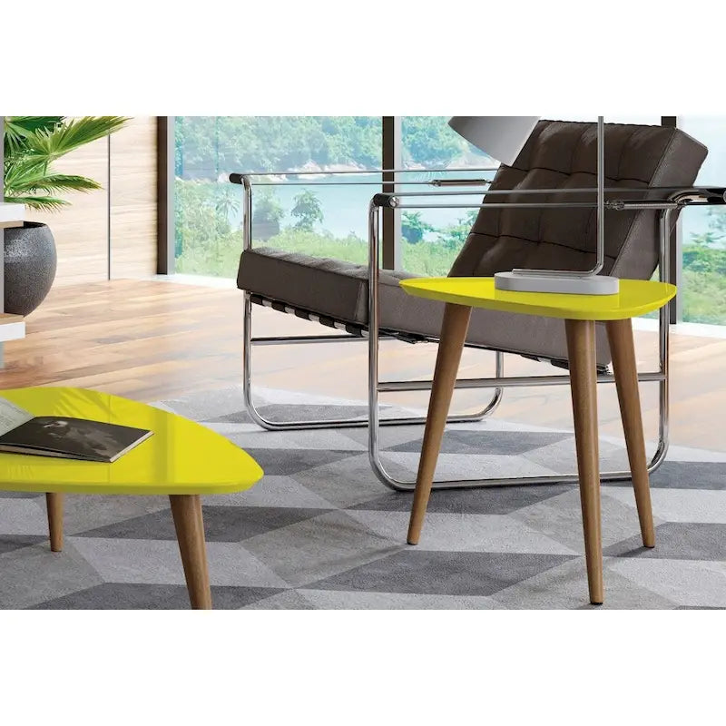 Dreieckiger Beistelltisch mit ausgestellten Beinen aus Massivholz, matte Lackoberfläche