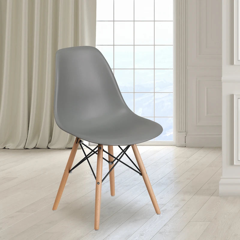 Geformter Kunststoff-Beistellstuhl im Mid-Century-Modern-Stil mit Holzbeinen