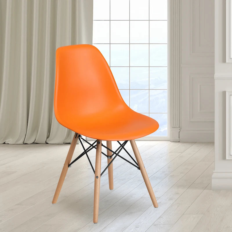 Geformter Kunststoff-Beistellstuhl im Mid-Century-Modern-Stil mit Holzbeinen