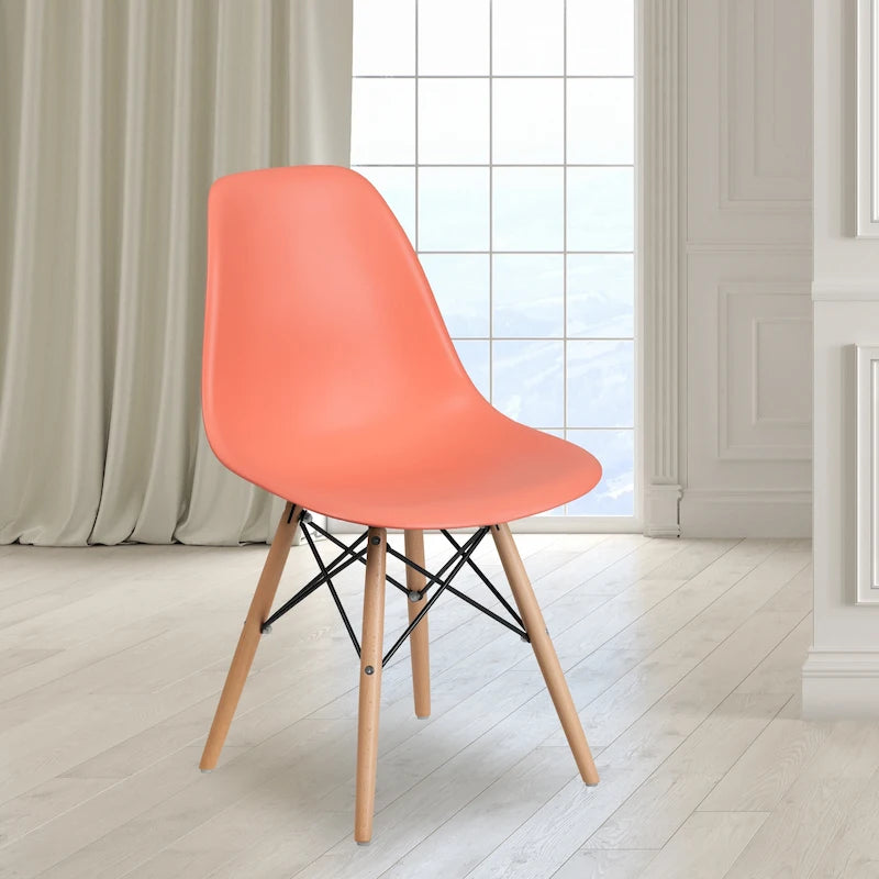 Geformter Kunststoff-Beistellstuhl im Mid-Century-Modern-Stil mit Holzbeinen