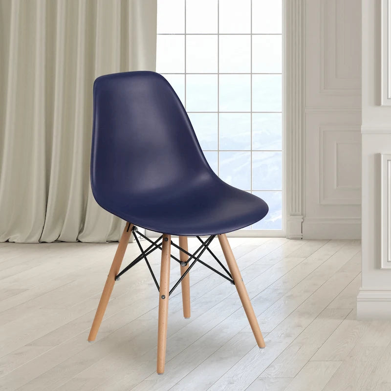 Geformter Kunststoff-Beistellstuhl im Mid-Century-Modern-Stil mit Holzbeinen
