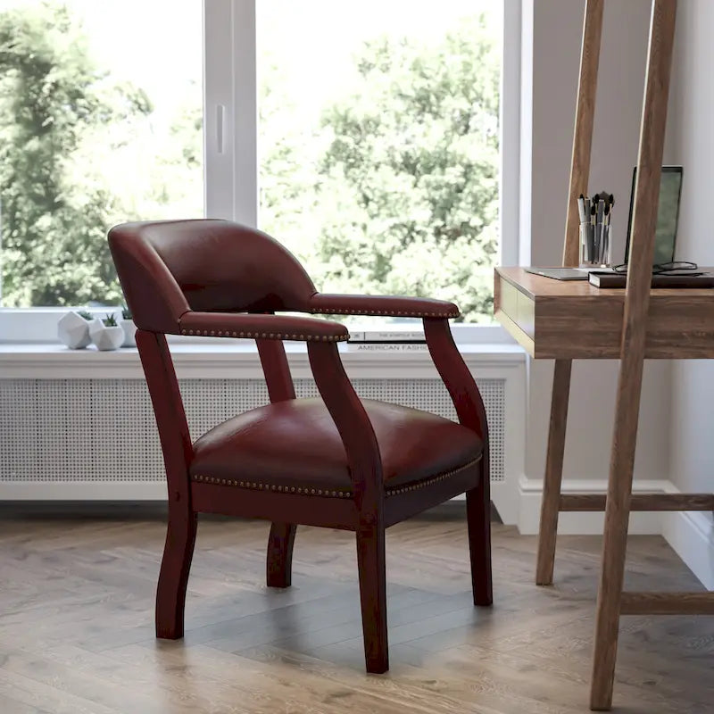 Fauteuil de réception de bureau traditionnel capitonné de type fauteuil de capitaine, avec clous décoratifs sur les accoudoirs