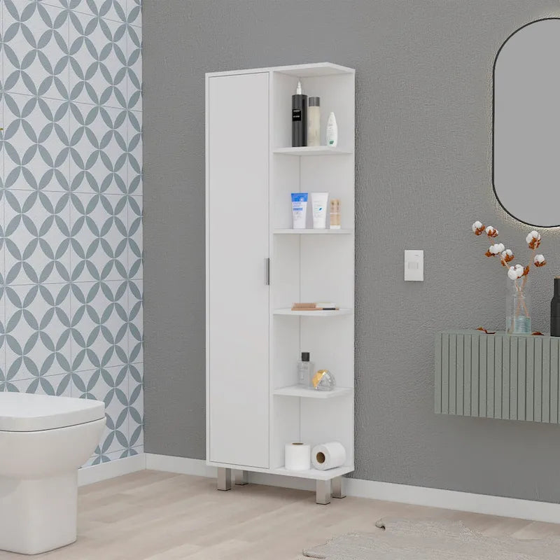 Weißer hoher Wäscheschrank für das Badezimmer mit Tür und offenen Ablagen
