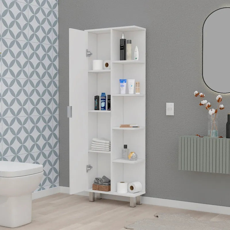 Weißer hoher Wäscheschrank für das Badezimmer mit Tür und offenen Ablagen